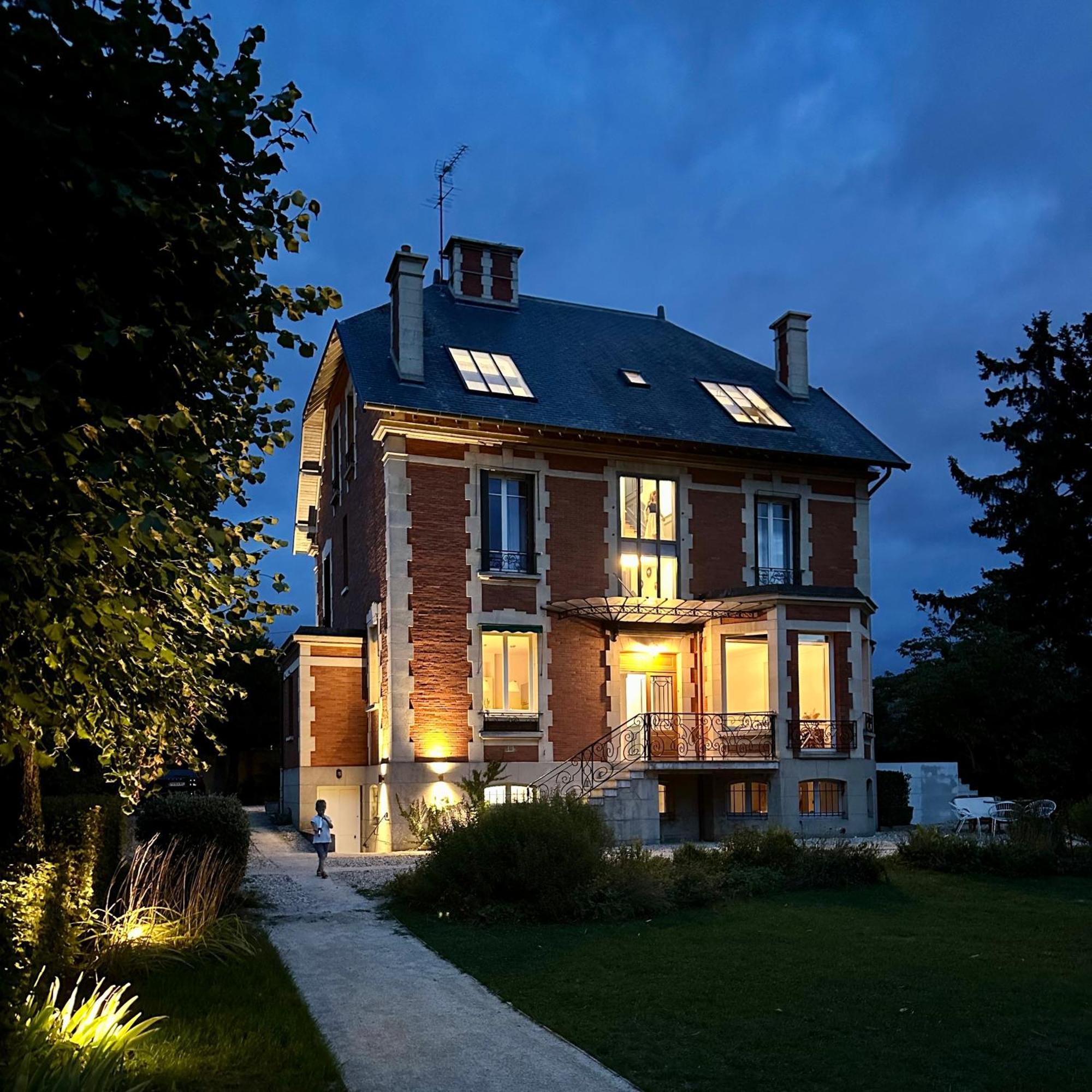 La Grande Maison Lgm Lesches Luaran gambar