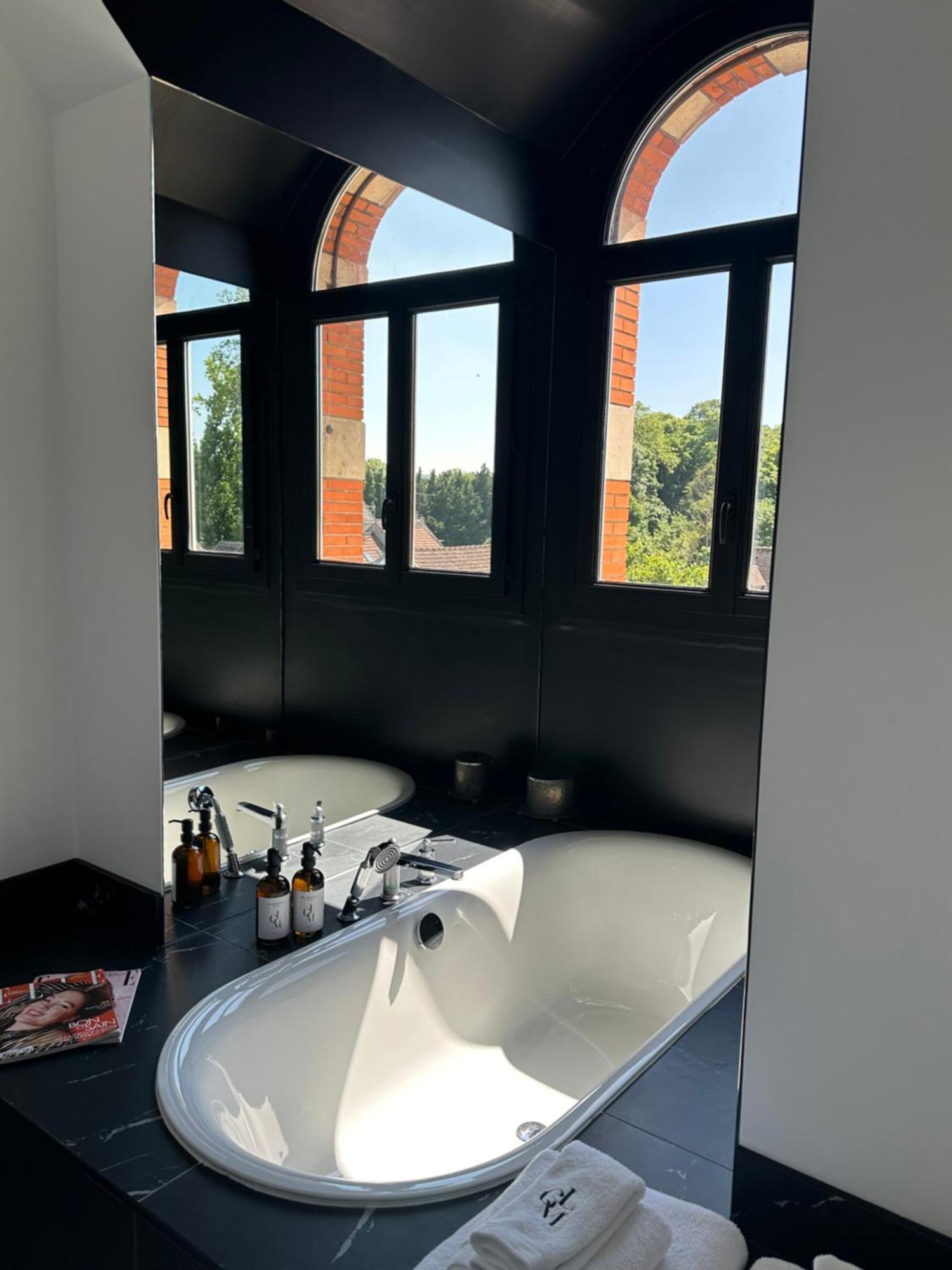 La Grande Maison Lgm Lesches Luaran gambar